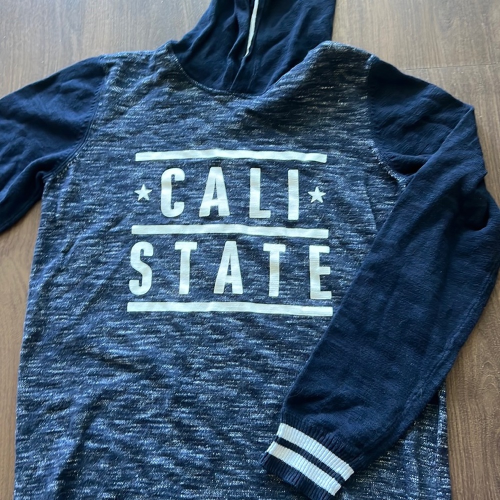 Dark blue long sleeved shirt hoodie with words ‘Cali State’.